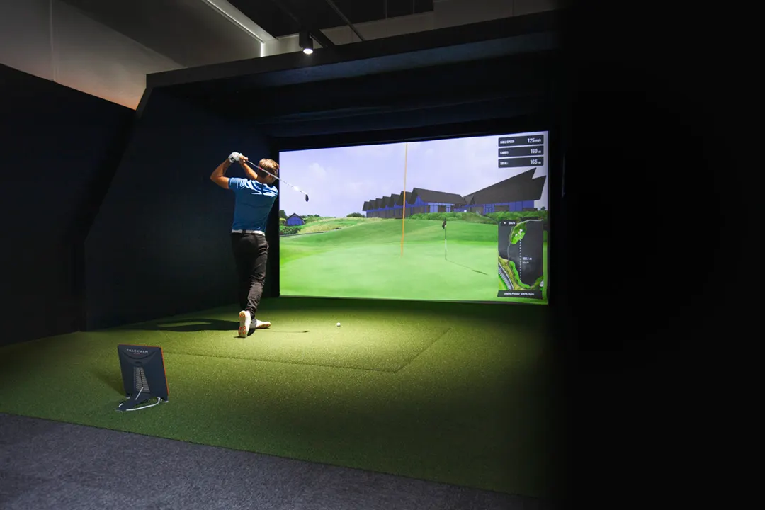 Gracz w trakcie uderzenia na symulatorze TrackMan